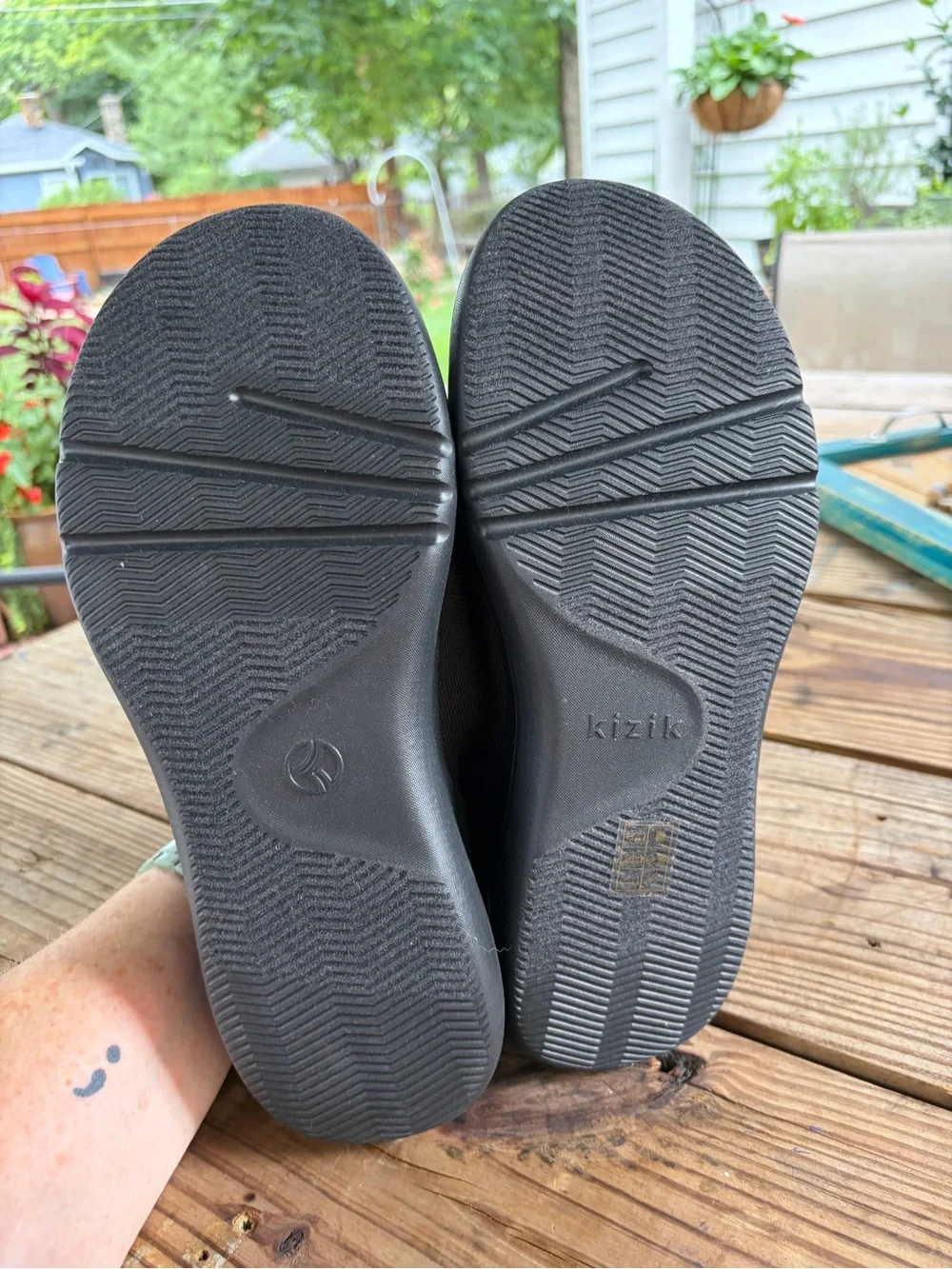 Kizik All-Black Slip-On Knit Sneaker. Men’s 9W, Women’s 10.5W Feather light!